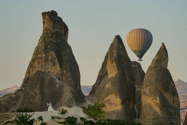 Popüler bir tatil yeri, doğal harikalar diyarı. Sıcak hava balonlarıyla gökyüzünde seyahat edebileceğiniz bir tatil yeri. Peri bacalarının yağmurun, rüzgarın ve sel sularının erozyonuyla ortaya çıkan görüntüsü çok etkileyici..