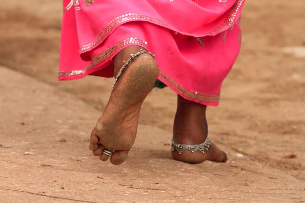 Uma Mulher Indiana Andando Descalça Com Tornozeleiras Nos Pés Imagem De Stock