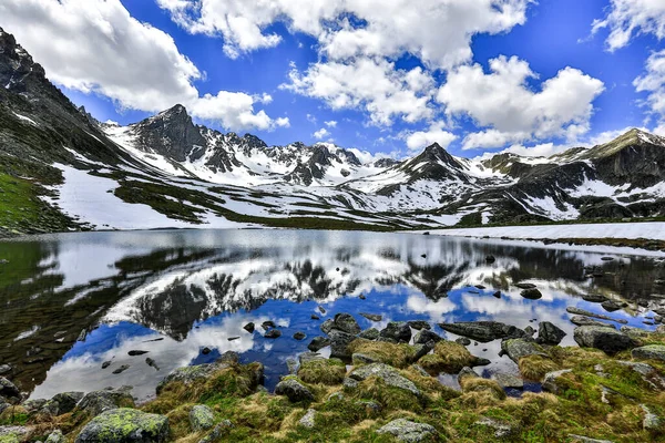 Vista Impressionante Montanhas Altas Nevadas Refletidas Lago Fotografia De Stock