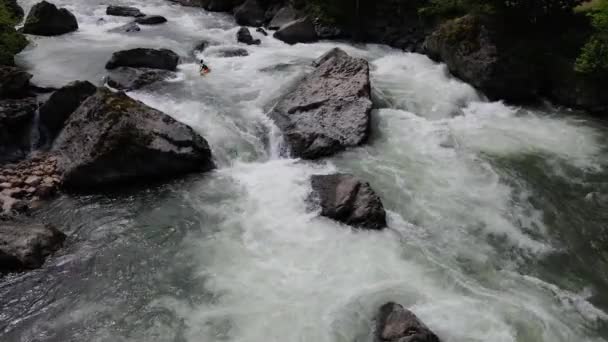 森の中を流れる川の荒れ狂う水で作られたカヌースポーツのイメージ 木々の間 — ストック動画