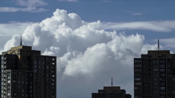 Immagine Cinematografica Danza Delle Nuvole Sopra Gli Edifici Movimenti Nuvolosi — Video Stock