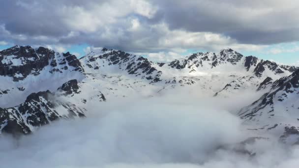 Gunung Bersalju Berawan Terbentuk Oleh Tebing Curam Puncak Yang Sulit — Stok Video