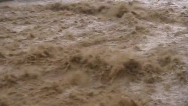雨后和风暴后泥泞而模糊的溪流图像 — 图库视频影像