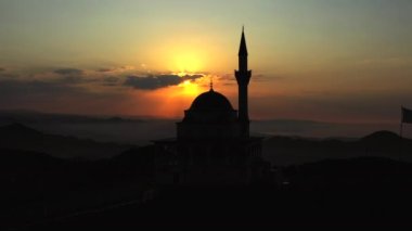 Rize Qibla Dağı 'ndaki caminin manzarası çok etkileyici. Dağ ayrıca cami ve ibadet tepesi olarak da bilinir. Pek çok kişinin ziyaret ettiği bir turizm merkezi. Ayrıca doğal bir izleme terası gibi görünüyor..