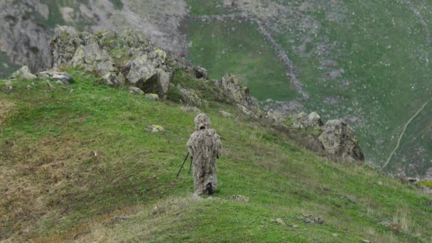 Imagen Fotógrafo Observando Aves Camuflado Entre Verdes Prados Acantilados — Vídeos de Stock