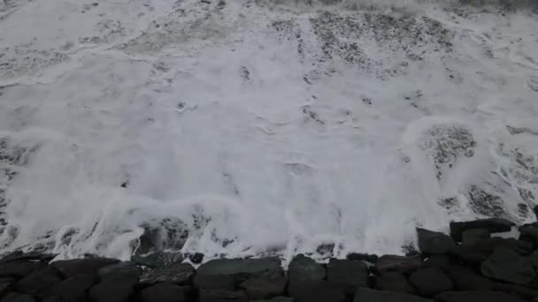 Působivý Vodopád Jako Obraz Bílé Pěny Kapky Vody Vytvořené Vlnami — Stock video
