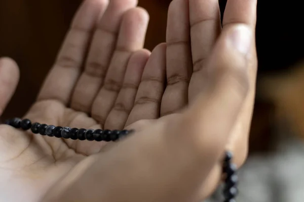 Giovane Donna Musulmana Che Prega Con Tasbeeh Sfondo Sfocato All — Foto Stock