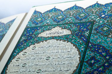 Asilzade Kur 'an' ın 1. Surah Al-Fatiha 'sı. Sura Fatiha Kutsal Kur 'an' ın açılış bölümü.