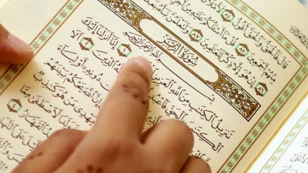 Pakistán India Asia Indonesia Mayo 2022 Joven Leyendo Quran Árabe — Vídeo de stock