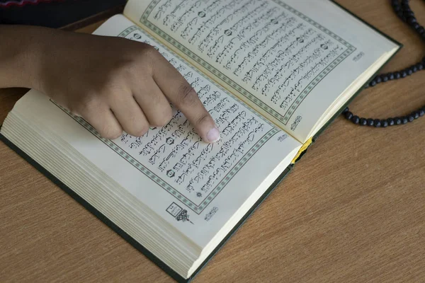 Muzułmanka Meczecie Czyta Koran Wood Koncepcja Edukacji Islamskiej Tle — Zdjęcie stockowe