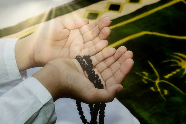 Menino Muçulmano Religioso Rezando Dentro Mesquita Muçulmano Oito Anos Rapaz — Fotografia de Stock