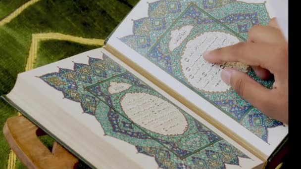 Azja Indie Pakistan Maja 2022 Muzułmanka Czytająca Koran Strzał Przesuwa — Wideo stockowe