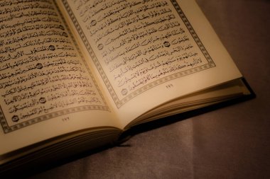 El-Kuran, izole edilmiş kutsal bir İslam rehberliği kitabıdır. Din kavramı. Kur 'an' ın ahşap bir sayfasında, açık bir Kur 'an açın..