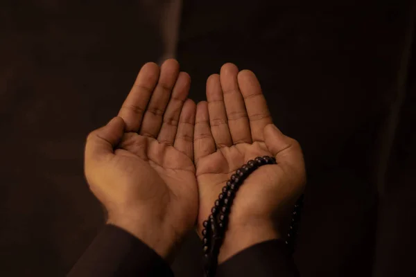 Мусульмани Піднімають Руки Щоб Молитися Тасбеєм Темному Фоні Приміщенні Зосереджуйтесь — стокове фото
