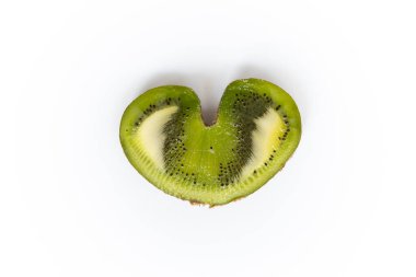 Yatay desenli yeşil kalp şeklinde kivi kesiği.