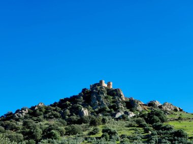 Küçük doğal bir tünel ya da sonunda ışık olan bir mağara.