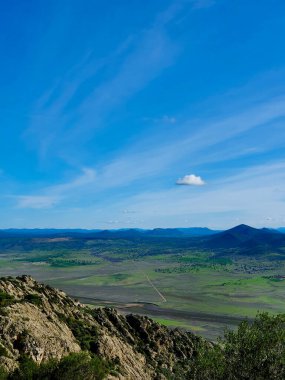 Küçük doğal bir tünel ya da sonunda ışık olan bir mağara.