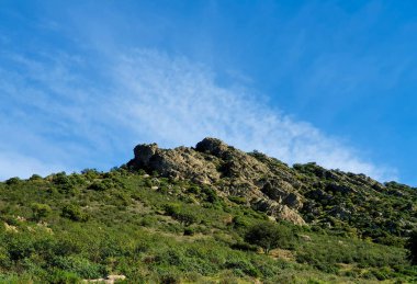 Küçük doğal bir tünel ya da sonunda ışık olan bir mağara.