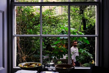 Dışarıda duran orta yaşlı bir adamın penceresinden bak.