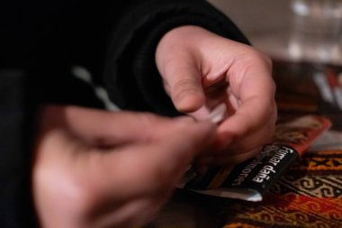 Sigara saran birinin tanınamaz elleri.