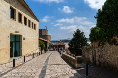 İspanya, Cantabria 'daki San Vicente de la Barquera köyü