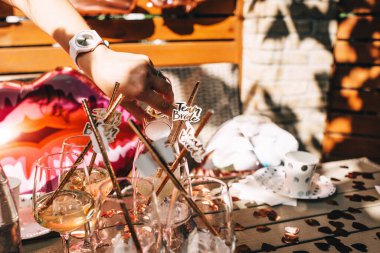 Kokteyl yapmak, bekarlığa veda partisi.