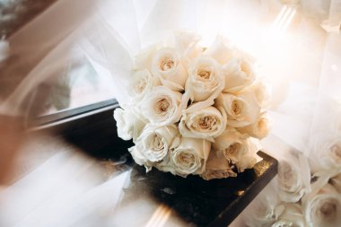 Güzel bir buket beyaz gül.