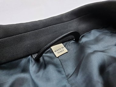 Lüks erkek kıyafetleri ve farklı malzemeler.