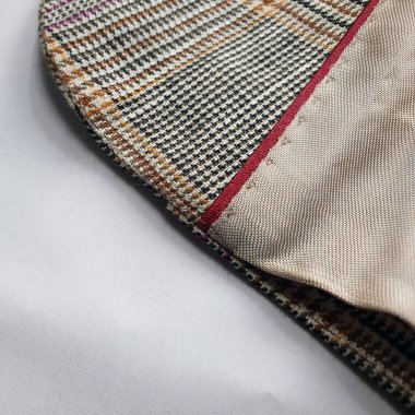 Lüks erkek kıyafetleri ve farklı malzemeler.