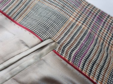 Lüks erkek kıyafetleri ve farklı malzemeler.