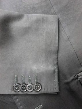 Lüks erkek kıyafetleri ve farklı malzemeler.