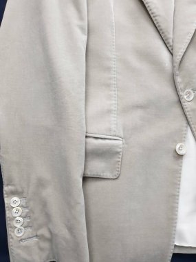 Lüks erkek kıyafetleri ve farklı malzemeler.