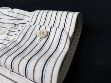 Lüks erkek kıyafetleri ve farklı malzemeler.