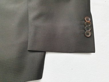 Lüks erkek kıyafetleri ve farklı malzemeler.