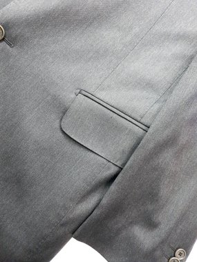 Lüks erkek kıyafetleri ve farklı malzemeler.