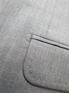 Lüks erkek kıyafetleri ve farklı malzemeler.