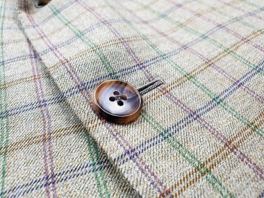 Lüks erkek kıyafetleri ve farklı malzemeler.