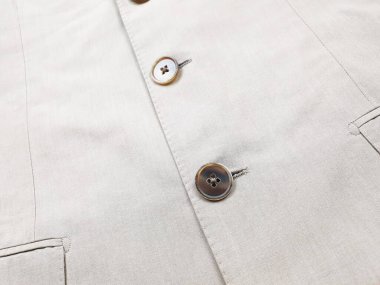 Lüks erkek kıyafetleri ve farklı malzemeler.