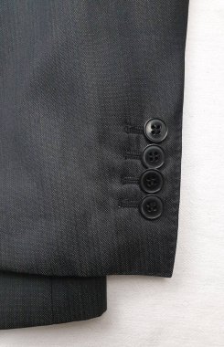 Lüks erkek kıyafetleri ve farklı malzemeler.