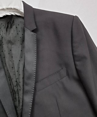 Lüks erkek kıyafetleri ve farklı malzemeler.