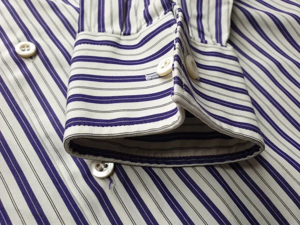 Lüks erkek kıyafetleri ve farklı malzemeler.