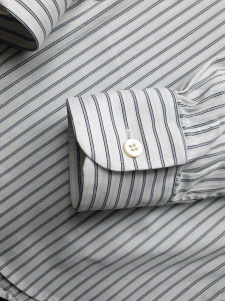 Lüks erkek kıyafetleri ve farklı malzemeler.