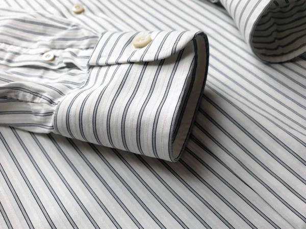 Lüks erkek kıyafetleri ve farklı malzemeler.