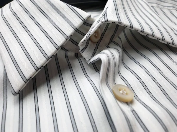 Lüks erkek kıyafetleri ve farklı malzemeler.