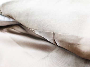 Lüks erkek kıyafetleri ve farklı malzemeler.