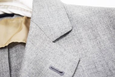 Lüks erkek kıyafetleri ve farklı malzemeler.