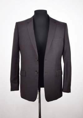 Lüks erkek kıyafetleri ve farklı malzemeler.