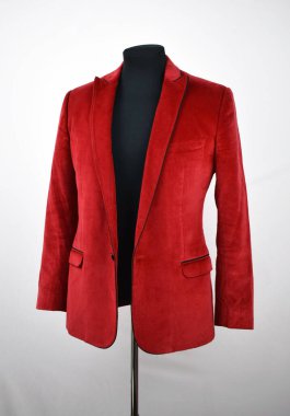 Lüks erkek kıyafetleri ve farklı malzemeler.