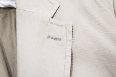 Lüks erkek kıyafetleri ve farklı malzemeler.