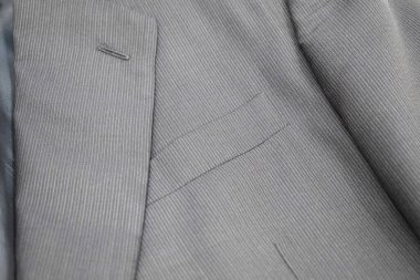 Lüks erkek kıyafetleri ve farklı malzemeler.